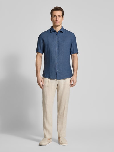 Männermodel trägt OLYMP Level Five Casual Fit Vrijetijdsoverhemd uit zuiver linnen, blauw, met kentkraag en knoopsluiting, heren, vooraanzicht, Ganzkörperansicht von vorne.
