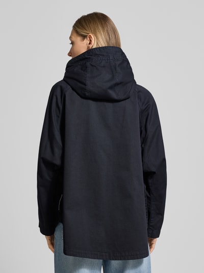 Kobiece model prezentuje Regular Fit Jacke aus reiner Baumwolle od Marc O'Polo, efekt: jednolity kolor, krój regular fit, kaptur z tunelem, zapięcie: zatrzaski i zakryty zamek błyskawiczny, długi rękaw, zaokrąglone wykończenie, boczne kieszenie z patką, 100% bawełna, Ganzkörperansicht Rückansicht.