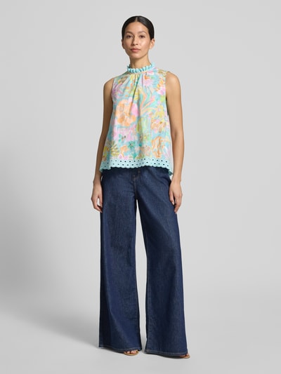 Frauenmodel trägt Blusentop im Allover-Look mit Spitze von Emily Van den Bergh in bunten Pastellfarben, Reine Baumwolle, Regular-Fit, Stehkragen, Rückenlänge bei Größe 36: 64 cm, Ganzkörperansicht von vorne.