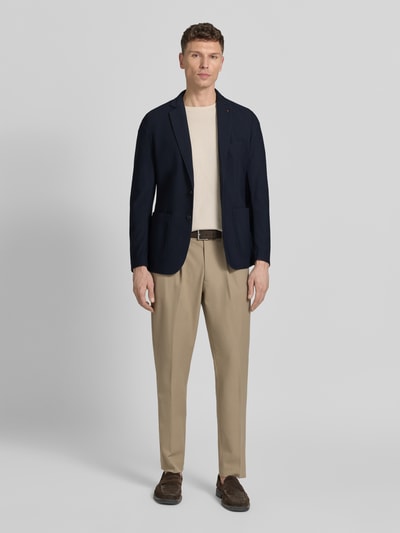 Mannelijk model draagt Slim Fit 2-knopen colbert met structuurpatroon model 'Bob' van Zuitable, donkerblauw, volledige voorkantaanzicht.