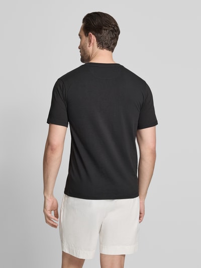Männermodel trägt T-Shirt mit Label-Stitching und Rundhalsausschnitt von Scotch & Soda, Reine Baumwolle, Regular-Fit, Rückenlänge 68 cm, Ganzkörperansicht Rückansicht.