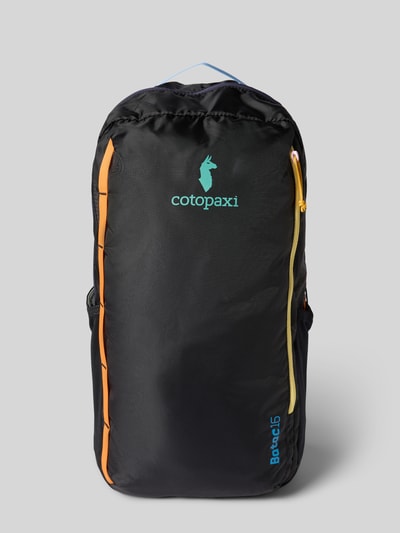 Produktfoto, Rucksack mit Logo-Print Modell 'Batac' von Cotopaxi, schwarzer Stoff, farbige Reißverschlüsse, kompakte Form, glatte Oberfläche