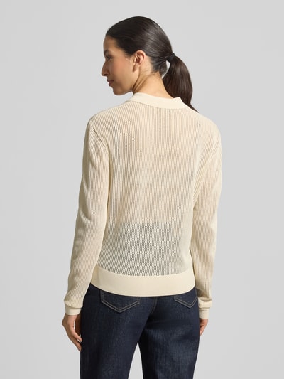 Vrouwenmodel draagt Strickpullover mit Polokragen und Knopfleiste van JAKE*S STUDIO WOMAN, regular fit, linnenmix, crèmekleurig, ruglengte 56 cm, mouwlengte 65 cm, volledig zicht op de rug.