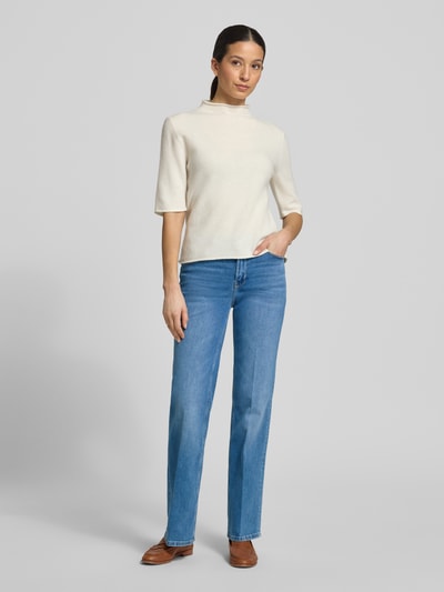 Frauenmodel trägt Straight Fit Jeans mit Gesäßtaschen Modell 'Carie' von Someday aus elastischem Baumwoll-Mix in Mittelblau mit Eingrifftaschen, Knopf- und Reißverschluss, Bundweite 36 cm, Innenbeinlänge 80 cm, Ganzkörperansicht von vorne.