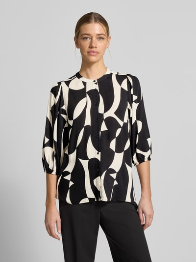 Frauenmodel trägt Regular Fit Bluse aus Reine Viskose mit 3/4-Arm Modell 'CHANISE' von Soyaconcept, Allover-Look, Rundhalsausschnitt, Schwarz Beige Muster, Ganzkörperansicht von vorne.