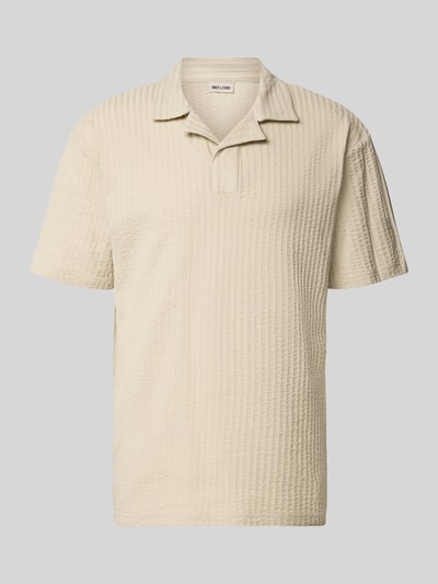 Produktfoto, Relaxed Fit Poloshirt aus reiner Baumwolle Modell 'AUSTIN' von Only & Sons, Optik: Unifarben, Muster: Gestreift, Kragenform: Resortkragen, V-Ausschnitt, Ärmelform: Kurzarm, Materialverarbeitung: Seersucker, cremige Textur.