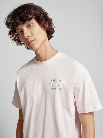 Only & Sons T-shirt z wyhaftowanym napisem model ‘AARON LIFE’ Różowy 3