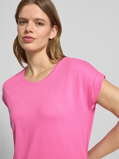 Vrouwenmodel draagt Regular Fit T-shirt uit viscosemix model 'MOSTER' van Only, look: effen, ronde hals, fijnrib, korte mouw, Nahaufnahme bovenlichaam.