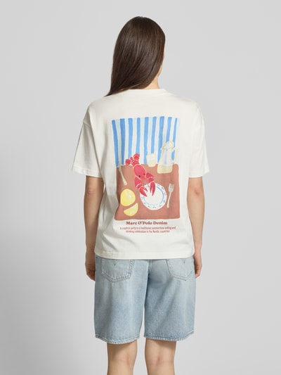 Frauenmodel trägt Regular Fit T-Shirt aus reiner Baumwolle von Marc O'Polo Denim, Optik: Unifarben, Motiv-Print, Jersey, Kurzarm, Ganzkörperansicht Rückansicht.
