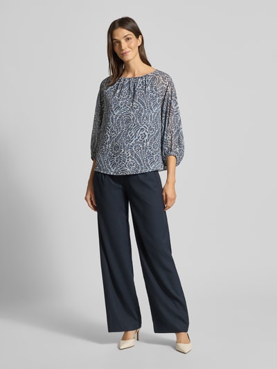 Frauenmodel trägt Oversized Langarmbluse mit 3/4 Arm von s.Oliver BLACK LABEL, Optik: Unifarben, semitransparent, Muster: abstrakt, U-Boot-Ausschnitt, Passform: Oversized, Materialverarbeitung: Chiffon, Label-Stitching-Applikation, Ganzkörperansicht von vorne.