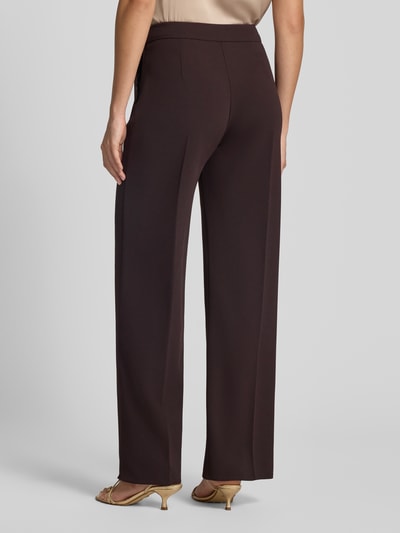 Frauenmodel trägt Straight Fit Stoffhose mit Bügelfalten von Rinascimento in Braun, Material-Mix mit Stretch, Ganzkörperansicht Rückansicht.