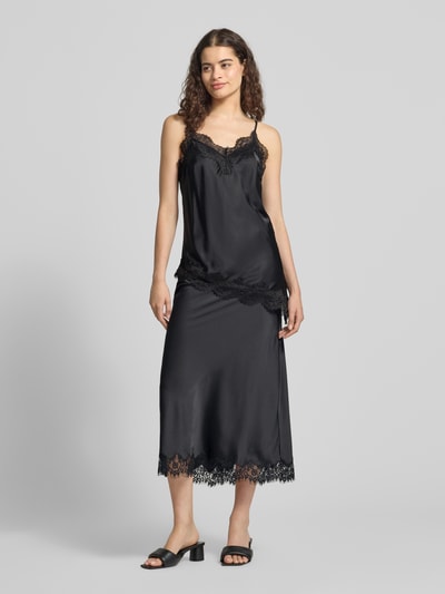 Frauenmodel trägt Slim Fit Trägertop mit Spitzenbesatz Modell 'JESSA' von PIECES, Optik: Unifarben, Satin, Ganzkörperansicht von vorne.