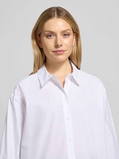 Frauenmodel trägt Relaxed Fit Hemdbluse aus reiner Baumwolle Modell 'JAMBERS' von Essentiel Antwerp, Optik: Unifarben, Nahaufnahme Oberkörper.