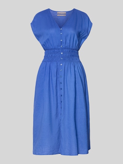 Produktfoto, 'Knielanges Kleid aus Leinen-Mix mit Knopfleiste' von Christian Berg Woman Selection, niebieski kolor, tkanina z mieszanki lnu i wiskozy, krój taliowany, długość do kolan, dekolt w serek, listwa guzikowa, krótkie rękawy typu kappa, marszczony pas, Szerokość w rozmiarze 36: 44 cm, długość tyłu w rozmiarze 36: 44 cm, wyraźna faktura lnu
