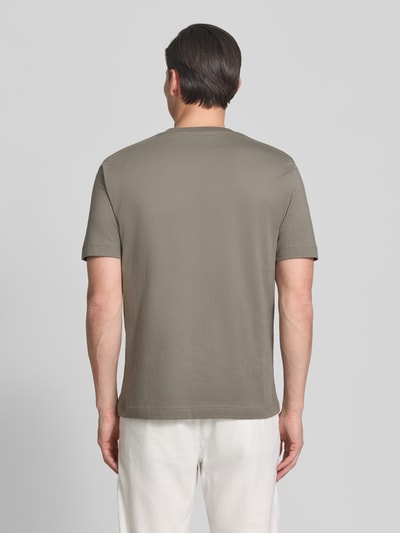 Männermodel trägt Regular Fit T-Shirt aus reiner Baumwolle von Marc O'Polo, Optik: Unifarben, Passform: Regular-Fit, Ganzkörperansicht Rückansicht.