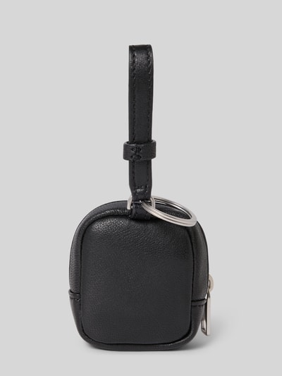 Produktfoto, Keyring Pouch mit Rundum-Reißverschluss von LIEBESKIND BERLIN in schwarzer Leder-Optik mit Label-Print und verstellbarem Anhänger.