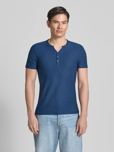 Mannenmodel draagt T-Shirt met V-Ausschnitt und Knopfleiste van MCNEAL in blauw, regular fit, puur katoen, vooraanzicht, ruglengte maat M 68 cm.
