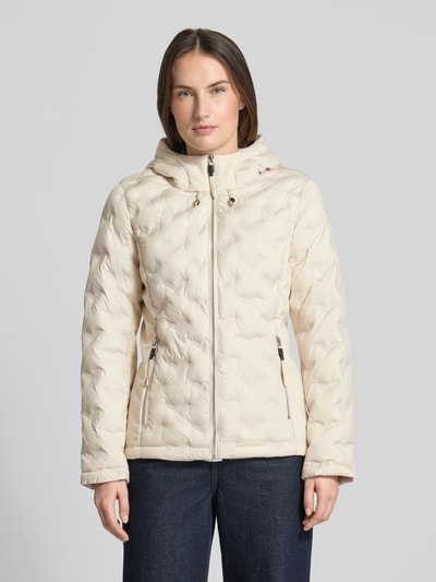 Frauenmodel trägt Regular Fit Steppjacke mit Kapuze von s.Oliver RED LABEL in Beige, unifarben, mit Stehkragen, Ganzkörperansicht von vorne.
