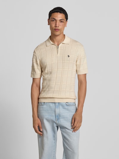 Männermodel trägt Modern Fit Poloshirt mit Logo-Stitching von REVIEW in Beige mit Strukturmuster, Reine Baumwolle, Polokragen, kurzer Reißverschluss, Rückenlänge 66 cm bei Größe M, Ganzkörperansicht von vorne.