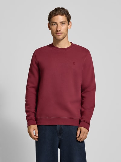 Männermodel trägt Regular Fit Sweatshirt aus reiner Baumwolle Modell 'BAARO' von ARMEDANGELS in Dunkelrot, glatte Textur, Ganzkörperansicht von vorne, Herren Sweatshirt