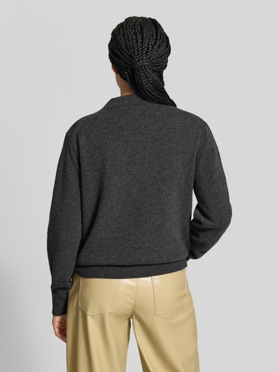 Frauenmodel trägt Relaxed Fit Pullover aus Woll-Mix von Victoria Beckham in dunklem Grau, Strick-Optik, Rückansicht, Rückenlänge 59 cm.