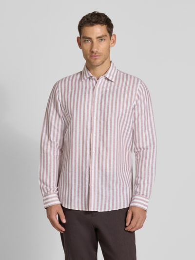 Männermodel trägt Slim Fit Business-Hemd aus Leinen-Mix mit Kentkragen von Jake*s, Streifenmuster, Langärmelig, Knopfleiste, Sportmanschetten, Rückenlänge 77 cm, Schulterbreite 48 cm, Ärmellänge 68 cm, Ganzkörperansicht von vorne.
