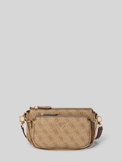 Produktfoto, beigefarbene Pouch mit Label-Applikation Modell 'NOELLE II' von Guess, goldene Details, Reißverschluss, strukturierte Oberfläche, abnehmbarer Schulterriemen, Damenaccessoire mit 24 x 13 x 5 cm Größe und 122 cm Riemen, seitliche Ansicht