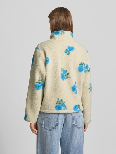 Frauenmodel trägt Regular Fit Pullover mit Stehkragen Modell 'Vera' von JJXX aus Teddyfell mit blau-grünem Blumenmuster, Ganzkörperansicht Rückansicht. Damen Pullover mit Reißverschluss.