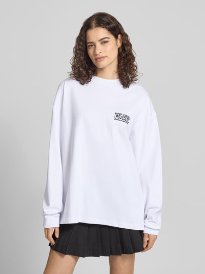 Frauenmodel trägt Oversized Longsleeve mit Statement-Print von Karo Kauer, reine Baumwolle, weiß, Rundhalsausschnitt, Ganzkörperansicht von vorne