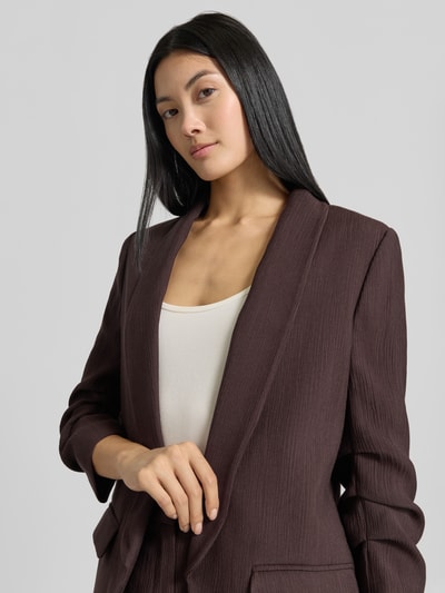 Kobiece modelka nosi Regular Fit Blazer in Crinkle-Optik od MORE, Mieszanka wiskozy, Szalowy kołnierz, Kieszenie z patką, zbliżenie na górną część ciała.