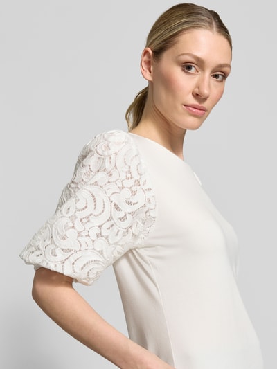 Frauenmodel trägt Regular Fit T-Shirt aus Viskose-Mix von s.Oliver BLACK LABEL, Optik: Unifarben, Ärmelform: Ballonärmel, Materialverarbeitung: Stretch, Rundhals-Ausschnitt, Nahaufnahme Oberkörper.
