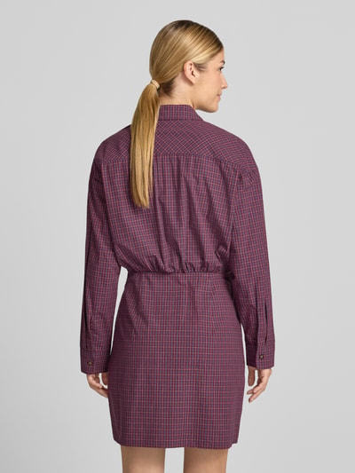 Kobiece modelka nosi Tailliertes Freizeitkleid aus reiner Baumwolle von Jake*s Casual w kolorze bordowo-niebieskiej kratki, tekstura gładka, widok całej sylwetki od tyłu.