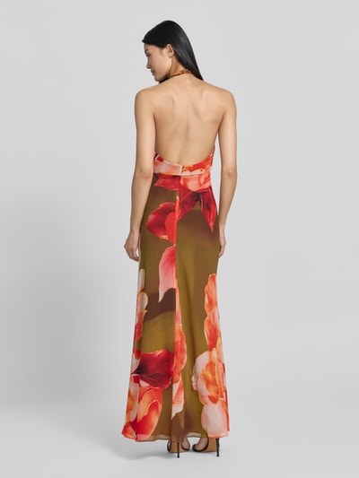 Vrouwenmodel draagt maxi-jurk met all-over bloemenprint Model 'Marina' van Forever New, getailleerde pasvorm, halternek, ruglengte maat 36: 157 cm, borstwijdte maat 36: 32 cm. Ganzlichaansicht achteraan.