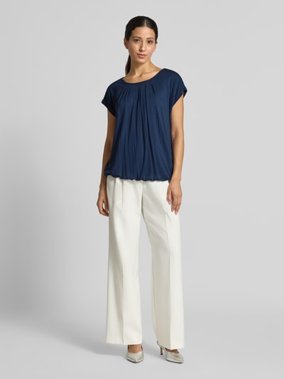 Frauenmodel trägt Relaxed Fit T-Shirt aus Viskose-Mix Modell 'Minou' von ZABAIONE, dunkelblau, Rundhalsausschnitt, elastischer Bund, Ganzkörperansicht von vorne.
