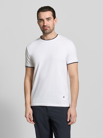 Männermodel trägt T-Shirt mit Rundhalsausschnitt und Kontraststreifen von Manuel Ritz, Slim Fit, weiß, Baumwoll-Elasthan-Mix, Ganzkörperansicht von vorne.