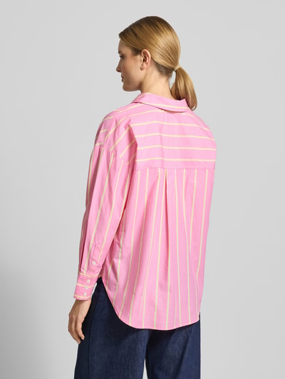 Frauenmodel trägt Relaxed Fit Hemdbluse mit V-Ausschnitt von Lanius in Rosa mit weißen Streifen, reine Baumwolle, Rückansicht, Ganzkörperansicht.