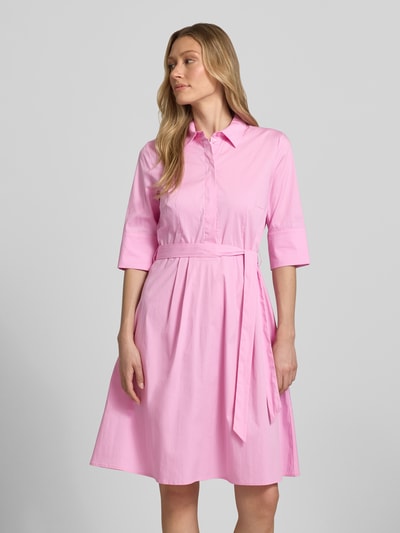 Vrouwenmodel draagt Knielanges Hemdblusenkleid mit Bindegürtel van Christian Berg Woman Selection in roze katoenmix met stretch, A-lijn, knielengte, verborgen knoopsluiting, strikceintuur, ruglengte maat 36: 99 cm, borstwijdte: 48 cm, mouwlengte: 37 cm. Ganzkörperaanzicht van voren.