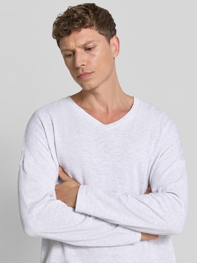 Männermodel trägt Herren Longsleeve mit V-Ausschnitt aus Reine Baumwolle, Regular-Fit, Modell 'SONOMA' von American Vintage, Nahaufnahme Oberkörper.