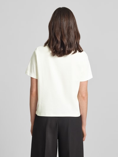 Kobiece model prezentuje Relaxed Fit T-Shirt aus reiner Baumwolle von Tom Tailor, jednolity kolor, krój relaxed fit, bawełna, widok całej sylwetki od tyłu.