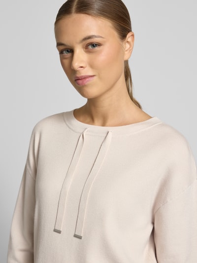 Frauenmodel trägt Strickpullover mit Tunnelzug von Betty Barclay, Viskose-Mix in Beige, Rundhalsausschnitt, Nahaufnahme Oberkörper.