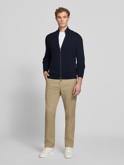 Männermodel trägt Strickjacke mit Stehkragen Modell 'LEVI' von MCNEAL in Dunkelblau, Baumwoll-Mix, Zwei-Wege-Reißverschluss, Ganzkörperansicht von vorne.