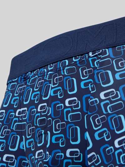 Produktfoto, Slim Fit Trunks mit Logo-Detail Modell 'Elvis' von HOM, elastischer Material-Mix, blaues Muster, Nahaufnahme Oberkörper.
