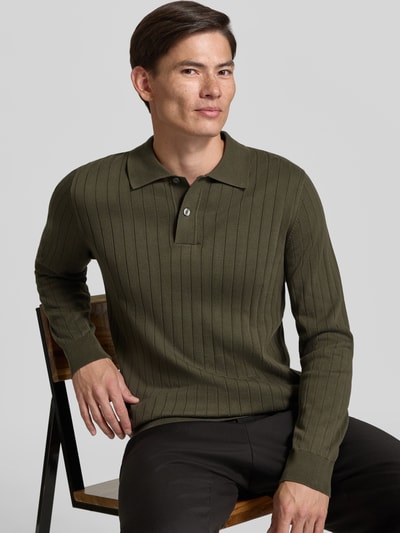 Männermodel trägt Regular Fit Poloshirt aus reiner Baumwolle Modell 'TORINO' von Selected in Olivgrün, Längsrippenstruktur, Nahaufnahme Oberkörper, Herren Poloshirt von Selected.
