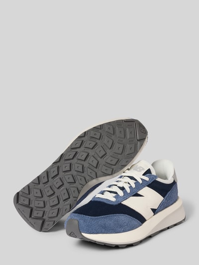 Produktfoto, Sneaker mit Label-Details Modell 'U370' von New Balance, abgerundete Form, Schnürung, strukturierte Sohle, blau-weiß, Absatzhöhe 5 cm, Schafthöhe 7 cm, Schaftweite 7 cm, Texturmix