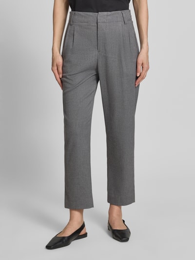 Kobiecy model nosi Stoffhose mit Gesäßtaschen Modell 'DISPATCH' od Drykorn, szary materiał, krój regular fit, przód całościowy.