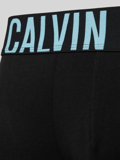 Produktfoto, schwarze Trunks im 3er-Pack mit elastischem Logo-Bund von Calvin Klein Underwear, Baumwoll-Mix mit Stretch-Anteil, Detailaufnahme