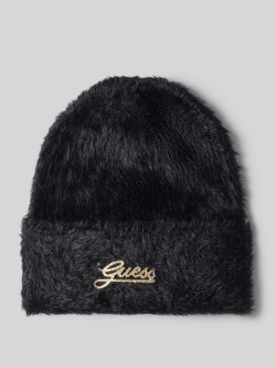 Produktfoto, Mütze mit Logo-Stitching von GUESS in Schwarz mit Strick-Optik, Strukturmuster und fixiertem Saum auf grauem Hintergrund