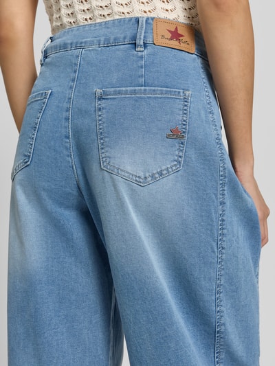 Frauenmodel trägt Barrel Fit Jeans mit Eingrifftaschen Modell 'Alba Cozy' von Buena Vista aus Baumwoll-Mix, Nahaufnahme Rückansicht.