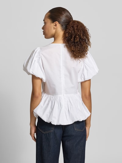 Modelka kobieca ma na sobie białe Blusenshirt mit Puffärmeln od Copenhagen Muse z bawełny, krój slim fit, okrągły dekolt, bufiaste rękawy, marszczenia i zamek z tyłu; widok całej sylwetki od tyłu.