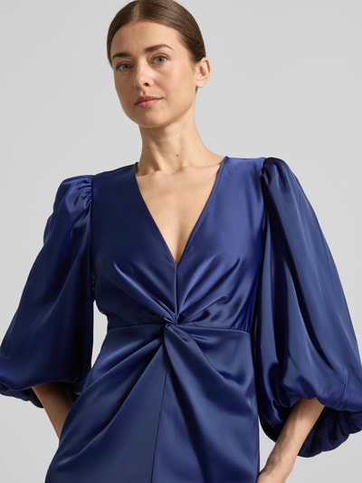 Vrouwenmodel draagt Maxikleid met Ballonärmeln Modell 'THEA' van YAS in glanzend blauw, materiaalmix met stretch, getailleerd model, V-hals, knoopdetail, ballonmouwen, Nahaufnahme Oberkörper.